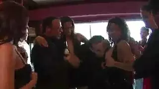 بدلاً من الأعمال الورقية، تأخذ قضيباً إباحياً أمام الكاميرا