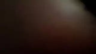 لعق فتحتها الضيقة: الفتاة السمراء تفتح للكاميرا