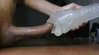 العروس العذراء تلعب بهزازها