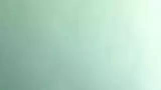 سمراء تمص قضيباً ثم يتم ضرب فرجها الضيق بقوة