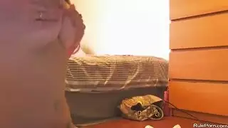 فاتنة مراهقة تعبد قضيبًا أسود ضخمًا بفمها ومهبلها