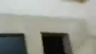 شاب خجول يستمتع بممارسة جنسية ثلاثية مليئة بالبخار مع شركاء متوحشين