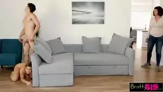 أوقية جنس بعد الغداء: امرأتان ناضجتان تمارسان الجنس مع شاب بشكل جماعي