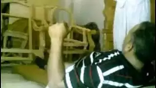 بنت تخلع لبسها