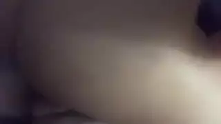 يهيج على أخته وهى تخليه ينيكها من طيزها