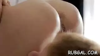 للكبا، امراة كبيرة تدلك مراهق