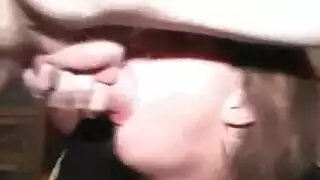 إبوني هواة قرنية تمارس الجنس وتستخدم صديقها الموافق