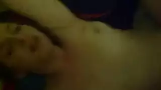 صديقة ذات كس مشعر تستمتع بلعبة جنس صريحة مع حبيبها داكن البشرة