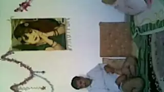 نجار ينيك بنت في الورشة