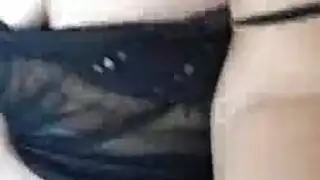 الشمس الحارقة على جسدها العاري