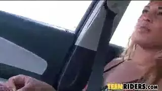 فتاة مدخنة ساخنة تأخذ قضيبًا ضخمًا بعمق في حلقها وشرجها