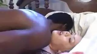 إيمانويل أسمارا: فاتنة سمراء في فيلم إباحي صريح