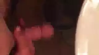 ليلة خارجة: رجلان وفتاة في علاقة جنسية جامحة في النادي