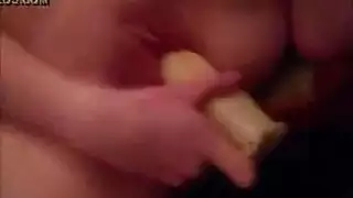 العاهرة قرمزيّة القلب تُطرز بأداة الغريب الضخمة