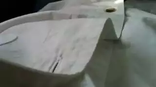 المعلم يشاهد بينما يملأها الطالب بالسائل المنوي