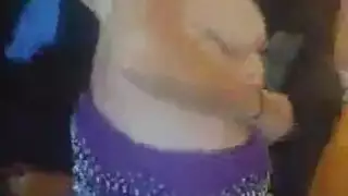 شعر كاندي لين الأحمر وفرج جينا الصغير الضيق في جنس جماعي مغمور بالشمس