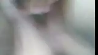 الام تتجسس على ابنها في غرفته