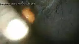 مراهقة تستكشف مهبلها المبلل بلعبة