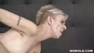 امرأة ناضجة وجلسة جنس جامحة مع قضيب عشيق شاب