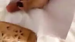 حفلة جنس قاسية بين القدمين والزهور