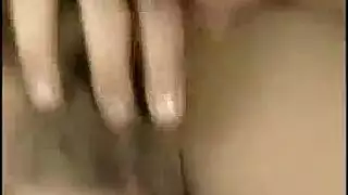 عطلة صيفية ساخنة في الحمام: يمص ثدييها الكبيرين