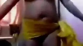 راقصة عراقية بالبكيني تقدم عرضًا صريحًا في غرفة نومها