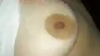 كاميرا آية عبيدة الساخنة: تمص حلماتها بنفسها في مشهد إكس إكس إكس
