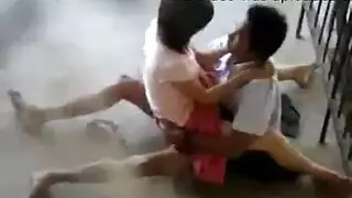 يجلسون عراة