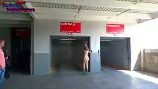 إذلال علني: لاتينية سكرانة تتبول، ثم تمتلئ فتحاتها