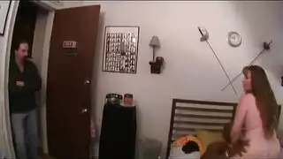 يخسر الرهان مع خطيبته و النتيجة تنيك رجل أسود و تمص زبه امامه