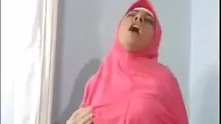 مساج زيتي حار من معالجة داعرة يتحول إلى ماراثون جنس جماعي