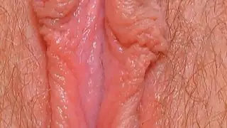 شفرات مهبل وردية مفتوحة على مصراعيها: فيضان عصارة الشهوة