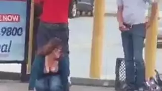 جنس عفوي في محطة الباص: عرقي صريح