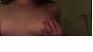 راقصة صغيرة تثير مهبلها حتى يصير مبللاً