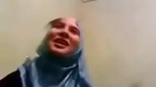 زوجة مسلمة تمارس الجنس سرًا مع فحل ناضج