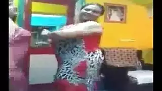 إباحية صريحة: عاهرات تتراقص بشكل مغر قبل جماع جماعي