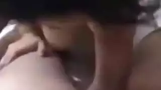 فتاة عربية خائنة تلحس فرجها وتمص قضيباً في غرفة الفندق