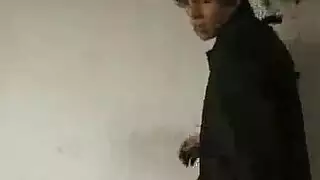 شرج مثلي في بيت منسي – مؤخرة فاتحة تتلقى ضربات قوية