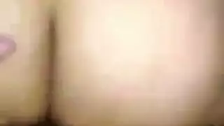 نياكة عراقية راكبة على زبه بالعكس ومستمتعة بزبه في كسها