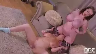 سحاقيتان بزازهم كبيرة نار يستمتعوا بحك البزاز ولحس الأكساس المبلولة