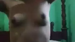 كلاب شقراء ساخنات يحصلن على مهبلهن مضروبًا بقوة