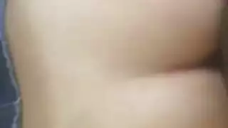 أم سمراء تستسلم للضرب القاسي لفرجها من فتاة جامحة