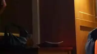 الفتاة الشقراء الجميلة تتعرض للجماع على الوجه وتملأ حلقها في مقطع إباحي