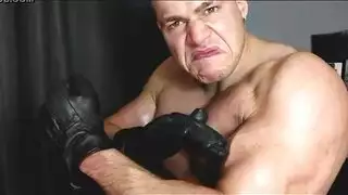 ثنائي إكس إكس إكس: رجلان يخترقان رجلًا وسيمًا من الأسفل