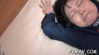 فتاة يابانية تشارك في مشهد إباحي صريح أمام الكاميرا