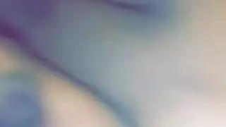فتاة كبيرة تحك فرجها المبلل على قضيب مغطى باللحم