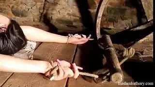 فيلم إباحي تاريخي: الفتاة تختنق بقضيب الفارس الغليظ