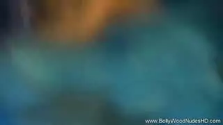 استحمام عاري صريح: ثديي نجمة بوليود الممتلئين معروضان