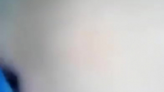 يلعب في سن المراهقة الروسية الروسية مع الديك الضخم واستعد للحصول على هزة الجماع.