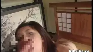 امرأة يابانية عاهرة تمارس الجنس مع صديقتها الطيبة بينما تراقبها صديقته